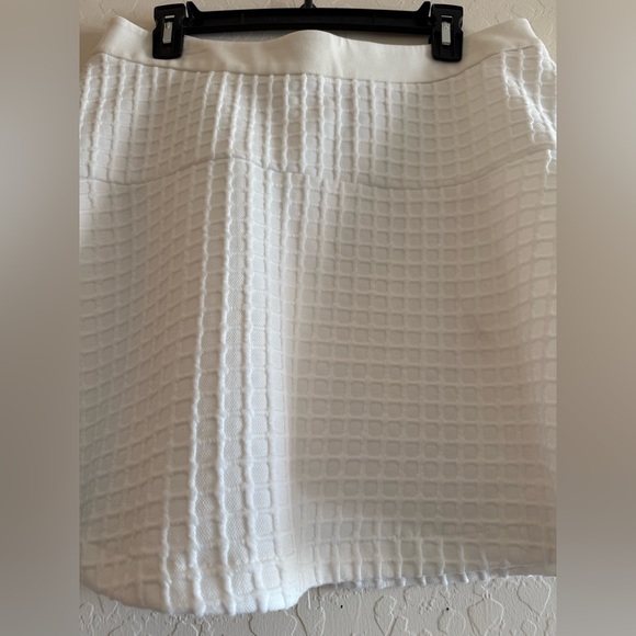 Banana Republic, size 12, white fit and flare quilted skirt - Picture 6 of 10